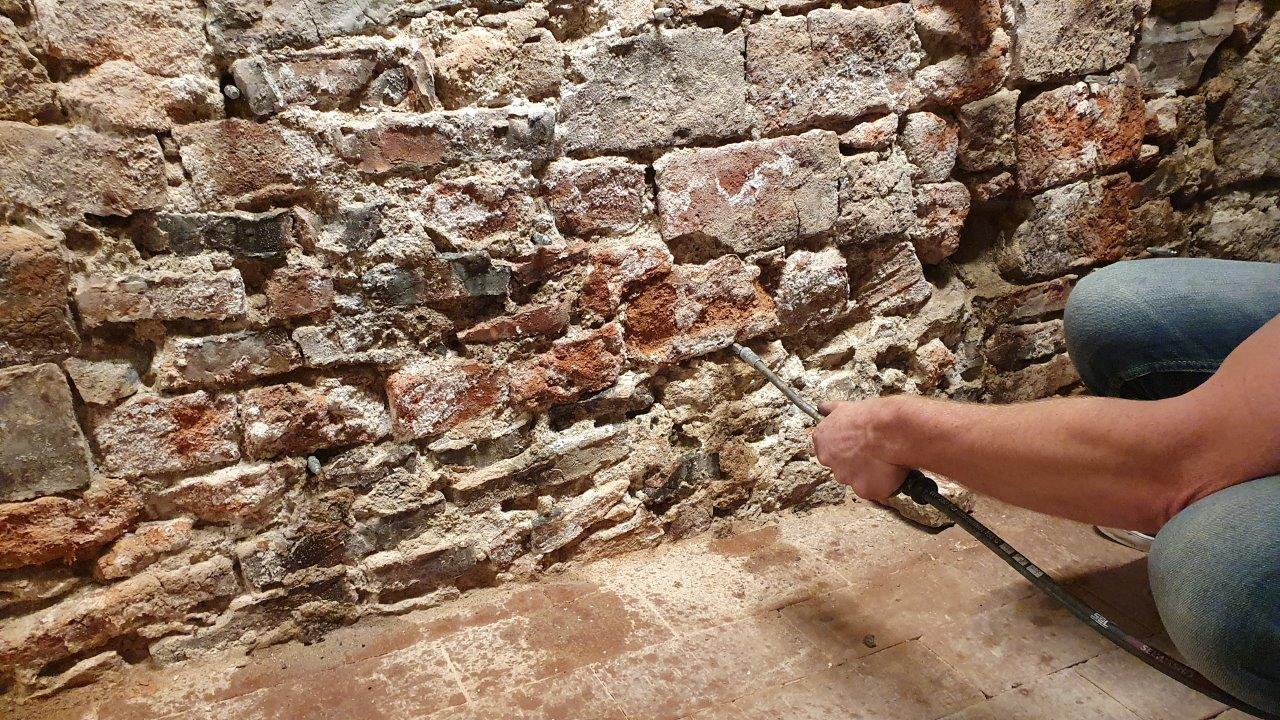 Iniekcja ścian w zabytkowych podziemiach Sukiennic w Krakowie